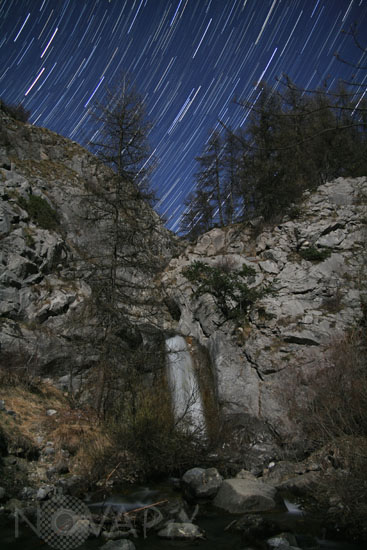 Cascade sous les étoiles