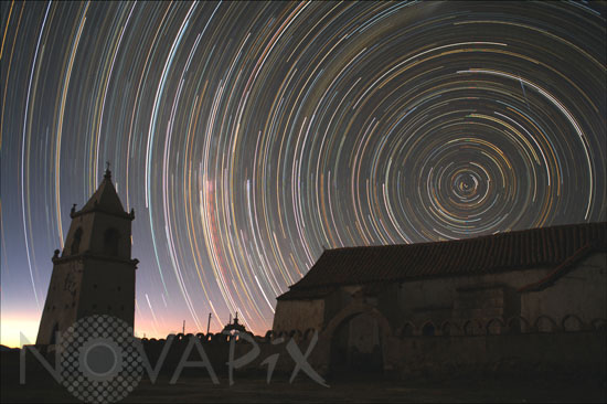 Circumpolaire sur l'église d'Isluga au Chili