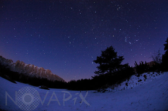 Début de nuit d'hiver dans les Alpes