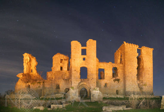 Les ruines du château de Lagarde sous les étoiles