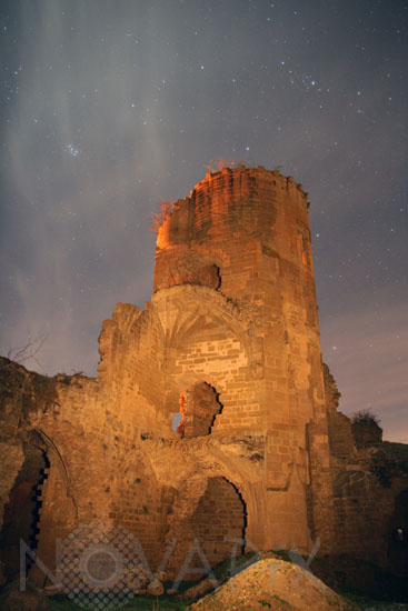 Les ruines du château de Lagarde sous les étoiles