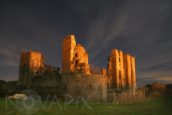 Les ruines du château de Lagarde sous les étoiles