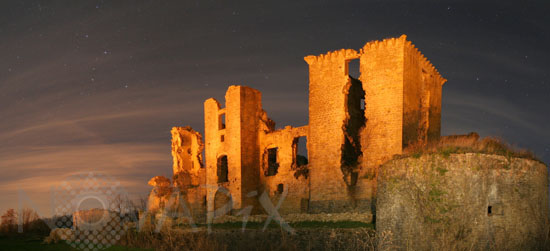 Les ruines du château de Lagarde sous les étoiles