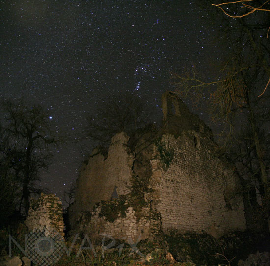 Le château de Saint-Barthélemy sous les étoiles