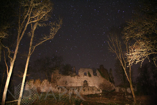 Le château de Saint-Barthélemy sous les étoiles