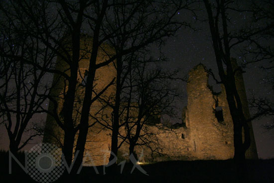 Le château de Roussillon sous les étoiles