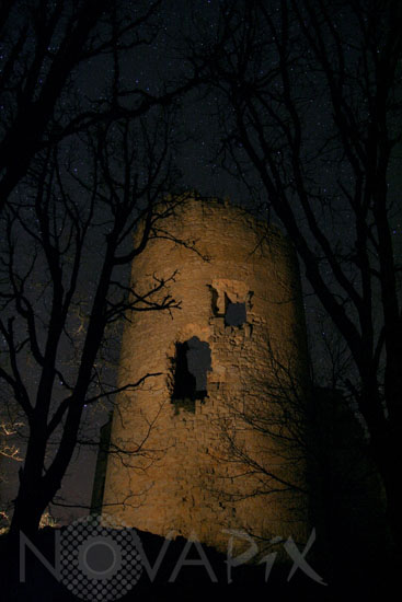 Le château de Roussillon sous les étoiles
