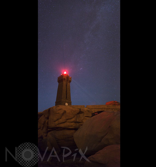 Phare breton et voie lactée