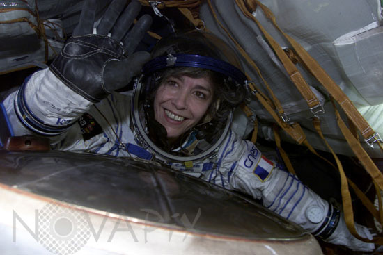 Mission Andromède - Sortie de C. Haigneré de la capsule Soyuz