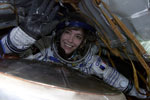 Mission Andromède - Sortie de C. Haigneré de la capsule Soyuz