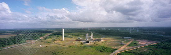 Vue aérienne de la fusée Ariane 5 sur son pas de tir. 02/2004