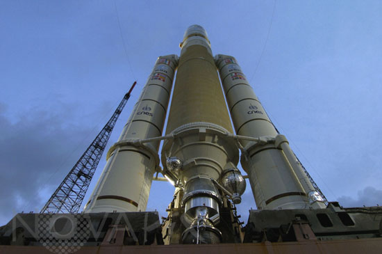 Fusée Ariane 5 sur son pas de tir. 02/2005