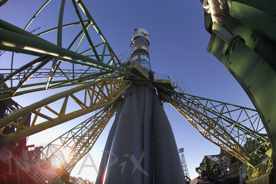 Erection of the Soyuz FG-Fregat vehicle