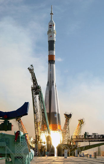Soyuz rocket lifts off. 10/2003