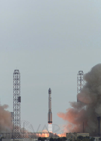 Proton rocket lifts off. 10/2002