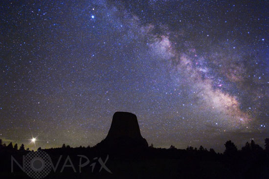 Jupiter et la Voie lactée sur Devils Tower